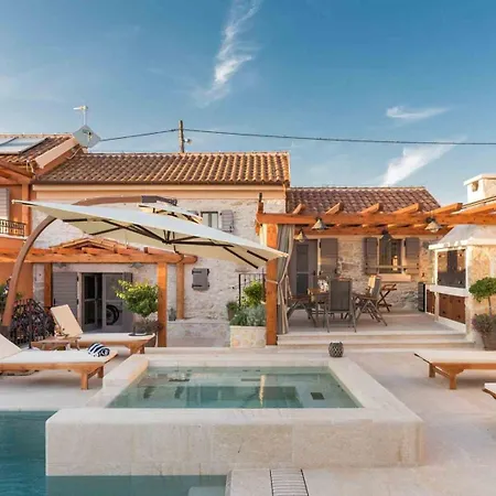 Villa Luxury Finessa 2 With Heated Pool, Jacuzzi And Sauna