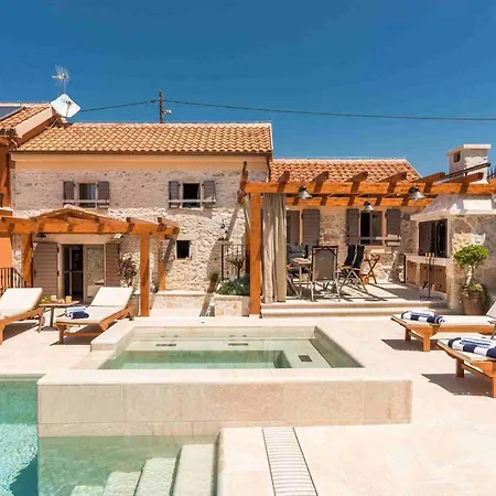 Luxury Finessa 2 With Heated Pool, Jacuzzi And Sauna スクラーディン