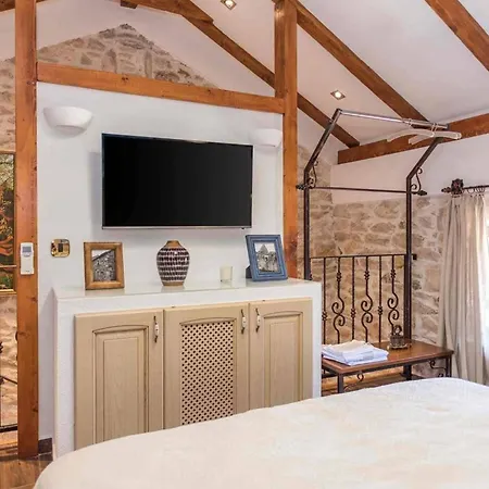 Villa Luxury Finessa 2 With Heated Pool, Jacuzzi And Sauna Skradin