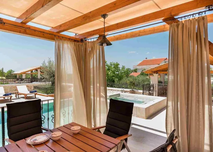 Luxury Finessa 2 With Heated Pool, Jacuzzi And Sauna *