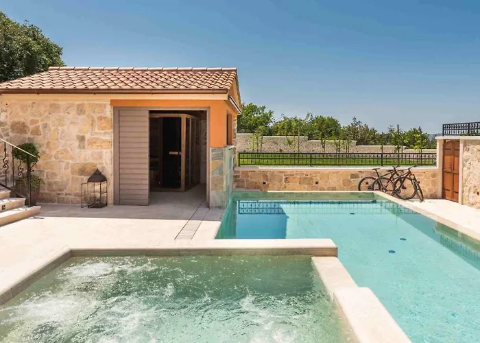 Luxury Finessa 2 With Heated Pool, Jacuzzi And Sauna 别墅