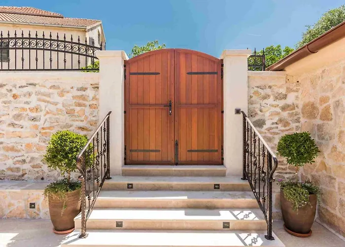 Villa Luxury Finessa 2 With Heated Pool, Jacuzzi And Sauna *